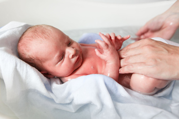 Delaying a newborn's first bath has many benefits.