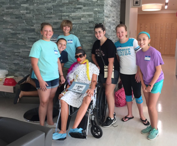 Makenli Whaley, Natalia Chomiack, Ainsley Bell, Elizabeth Moyer, Keelie Conaway, and Hannah McLamb pose for a quick photo before starting the day