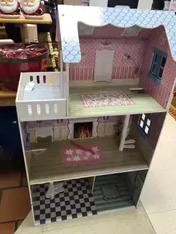 Content image: This dollhouse would make any child happy! Image file: This dollhouse would make any child happy!