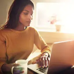 A nurse chats virtually with a recruiter.